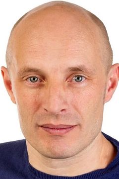 Simon Dobravets interpreta foreign officer
