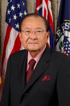 Daniel Inouye interpreta Senator