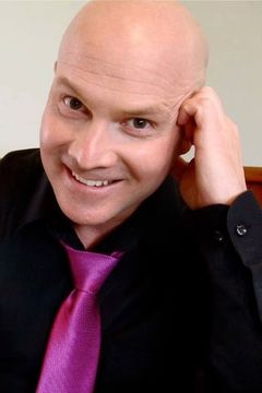 Christopher Swindle interpreta Captain Elmer (voice)