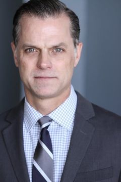 Anthony Jensen interpreta Henry Hamilton
