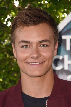 Peyton Meyer interpreta Lucas Friar