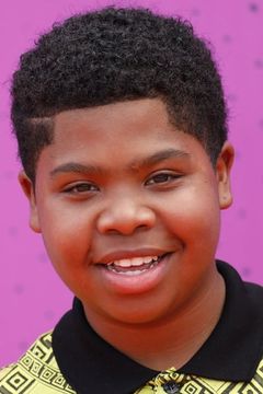 Benjamin Flores Jr. interpreta Atticus (voice)