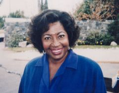 Lynn Hamilton interpreta Miss Carmichael