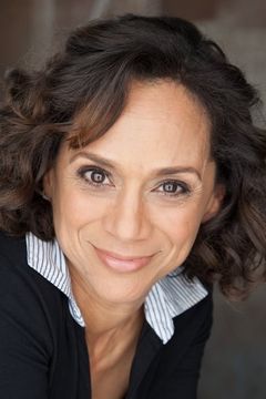 Roxanne Beckford interpreta Francine