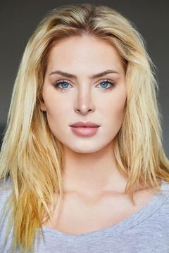 Saxon Sharbino interpreta Sharon