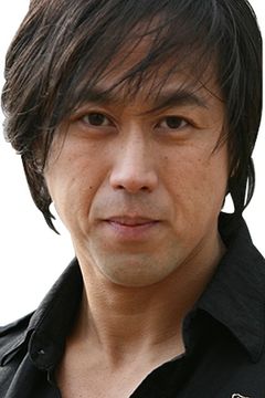 Koji Nakamura interpreta Koji