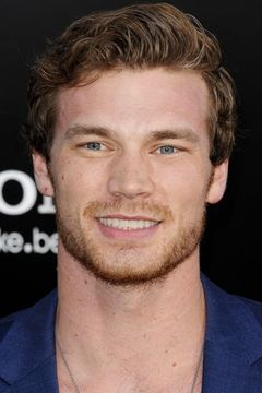 Derek Theler interpreta Jake Kenman