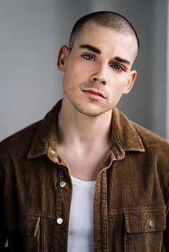 Jack Jones interpreta Nick