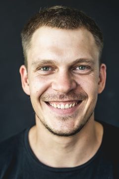 Andriy Isayenko interpreta Petro