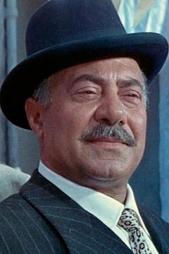 Nino Musco interpreta Poliziotto Calvo