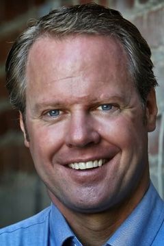 Dan Warner interpreta Lair Guard