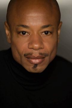 Andre McCoy interpreta Man at Party (uncredited)