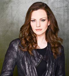 Bridget Wareham interpreta Katie