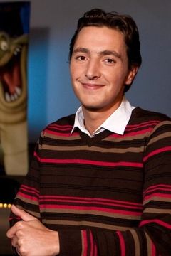 Alexis Tomassian interpreta Tommy (voice)