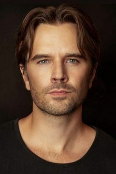 Graham Wardle interpreta Seth Corbin