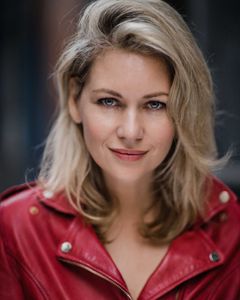 Krista Vendy interpreta Female Bartender