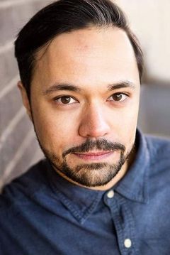 Andrew Joshi interpreta Reiss' Guard