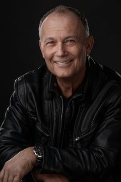 Michael Kopsa interpreta Ben