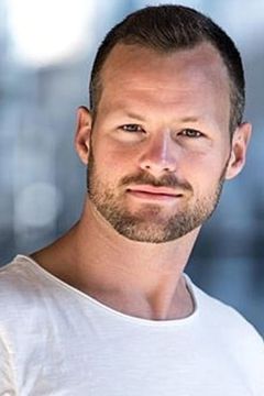Amadei Weiland interpreta Agent White