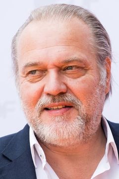 Jan-Gregor Kremp interpreta Thies Quedens