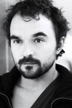 Philippe Calvario interpreta Ian