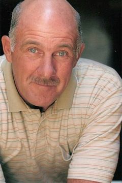 Richard Gross interpreta Brenda's Father