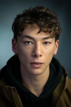 Marcus Hodson interpreta Lang