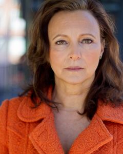 Natalie Karp interpreta Barbara Boxer