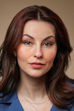 Veronica Rosa Ray interpreta Female Police Officer