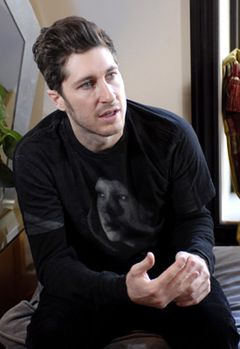 Stephen Berra interpreta Hal