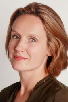 Claire Cox interpreta Mrs. Courtney