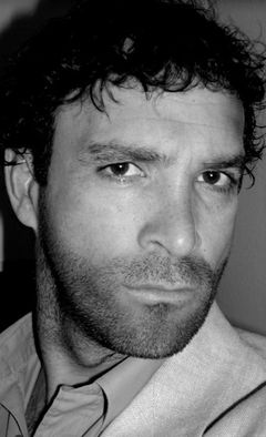 Dino Dos Santos interpreta Asset #11
