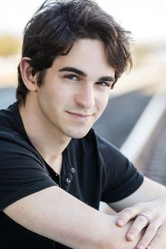 Zachary Gordon interpreta Papi Jr. (voice)