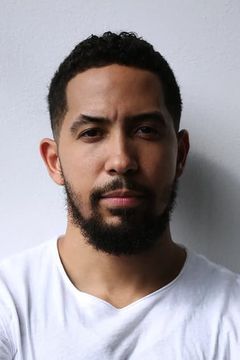 Neil Brown Jr. interpreta Ray Perry