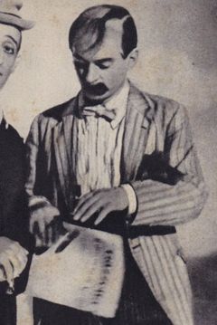 Eduardo Passarelli interpreta Neighborhood Police Sergeant