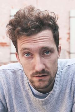 Philipp Droste interpreta SS-Soldier