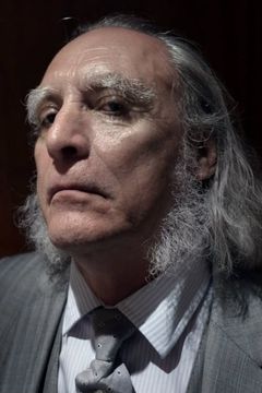 David Fielder interpreta Magistrate Rev Gutteridge