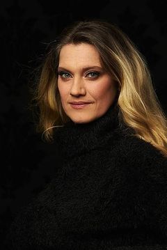 Heather Doerksen interpreta Assistant Coach