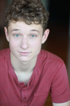 Riley Thomas Stewart interpreta Ben Clayton