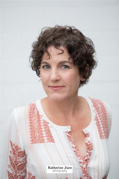 Leslie Trentalange interpreta Mother