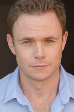 Bradley Snedeker interpreta Peter Drake