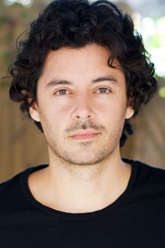 George Akram interpreta David