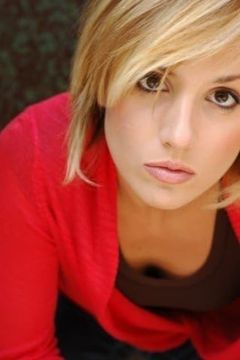 Meagan Adele Lopez interpreta Thrift Store Employee (uncredited)