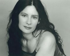 Mia Reeves interpreta Extra