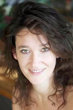 Sandrine Moaligou interpreta Lucie, the waitress