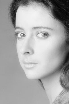 Emma Jacobs interpreta Alex