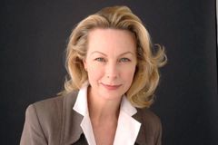 Maureen Mueller interpreta Board Member