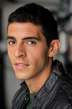 Julian Maroun interpreta Young Human Soldier