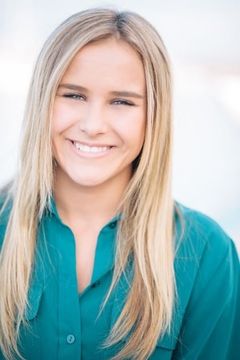 Cynthia Adkisson interpreta Young Jennifer
