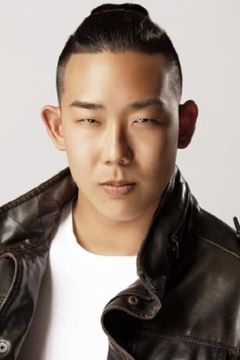 John Y Lee interpreta Casino Dealer